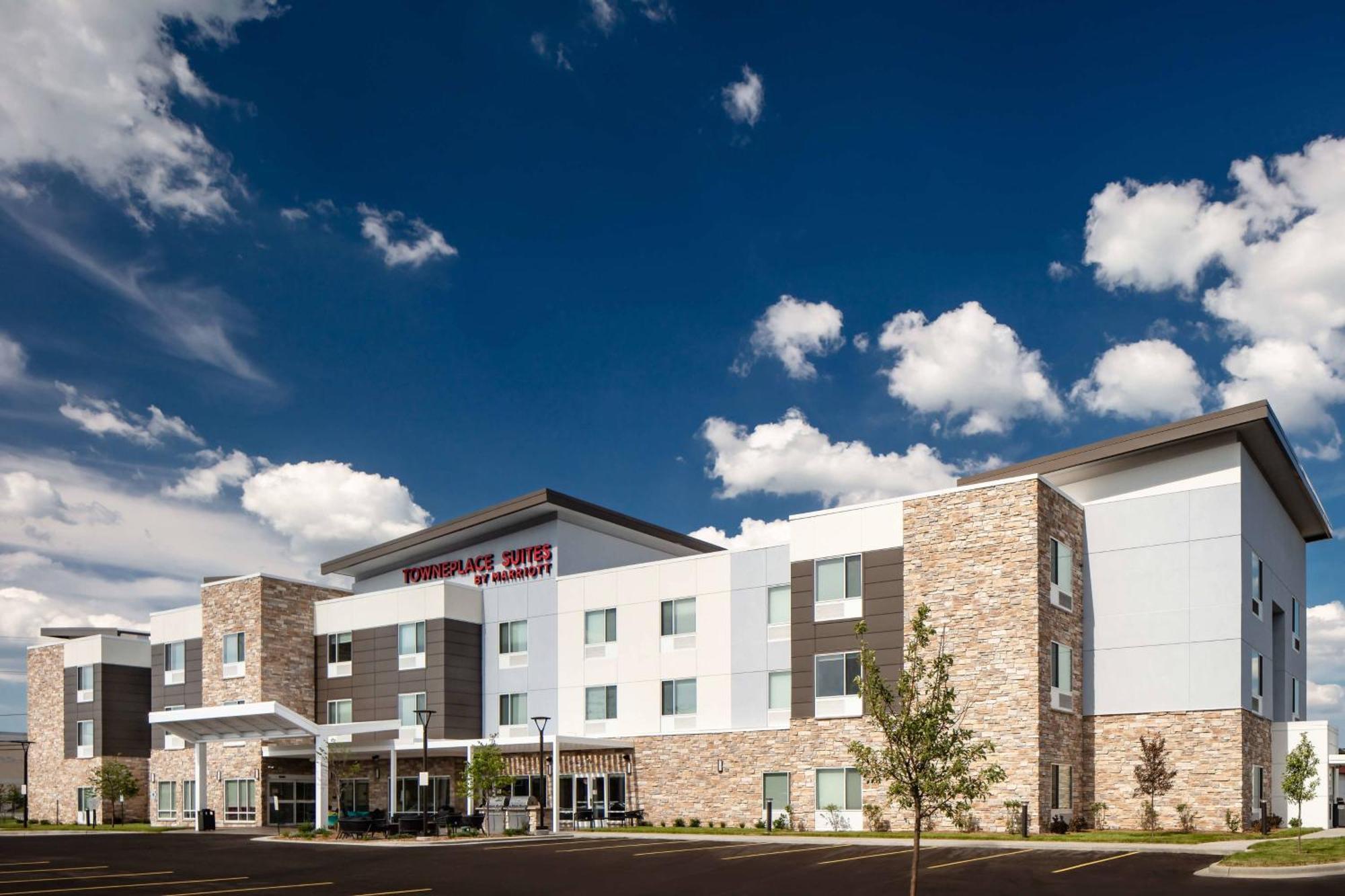 Towneplace Suites By Marriott Milwaukee West Bend Exterior photo
